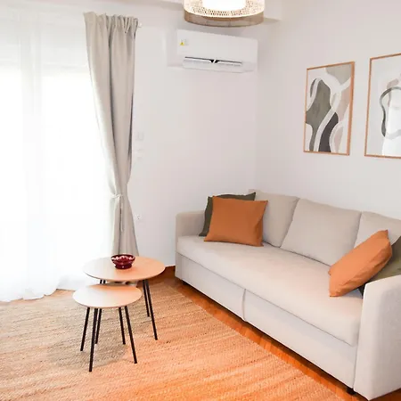 Newly Renovated Sunny Atény