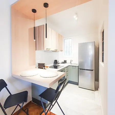 Newly Renovated Sunny Apartmán Atény