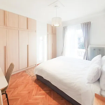 Newly Renovated Sunny Atény