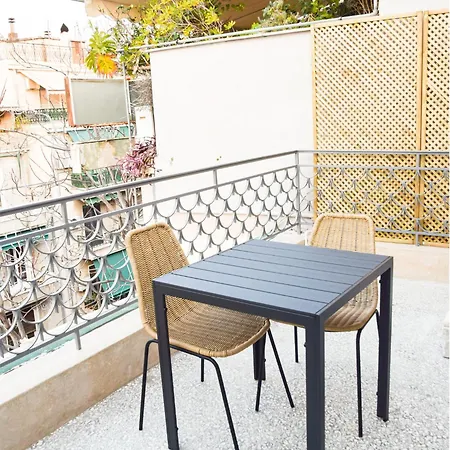 Newly Renovated Sunny Apartmán Atény
